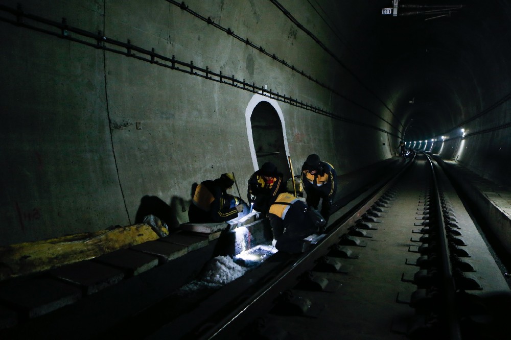 东澳镇铁路运营隧道病害现状